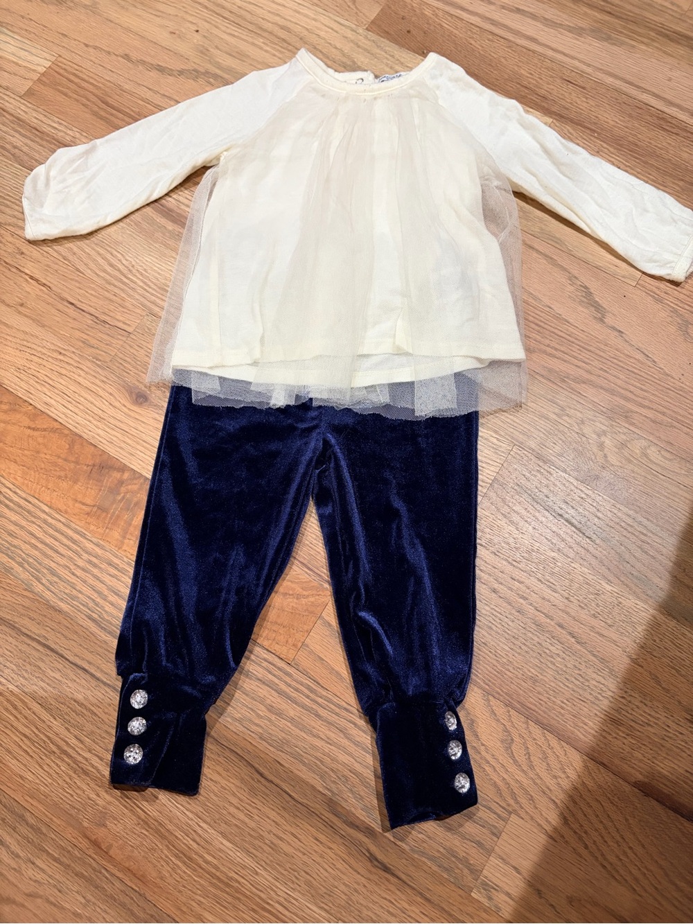 Splendid baby girl outfit with tulle shirt and velvet pants